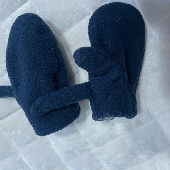 5/$15 Closet Sale! Baby Gap Navy Mittens, Velcro clasp, fleece on the outside - Picture 1 of 3